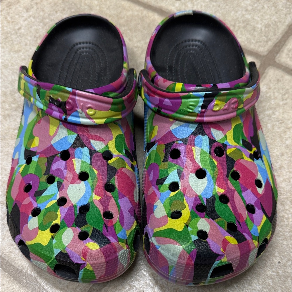 CROCS Multicolor Patterned Clogs - image 2